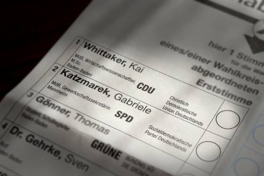 Almanya 'da seçimler. CDU ve SPD siyasi partilerinin yer aldığı bir Alman oylama listesine yakın plan.