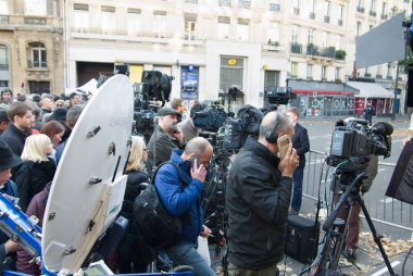 Uluslararası televizyon gazetecileri 13 Kasım 2015 'te gerçekleşen Bataclan katliamını bildiriyor. Voltaire Bulvarı, Paris, Fransa. 