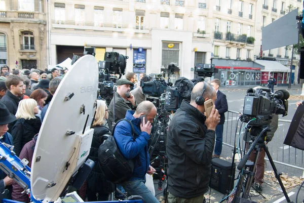 Uluslararası televizyon gazetecileri 13 Kasım 2015 'te gerçekleşen Bataclan katliamını bildiriyor. Voltaire Bulvarı, Paris, Fransa. 