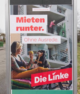 Almanya 'da eyalet seçimleri, 8 Mart 2026. Almanya 'nın sol siyasi partisinin kampanya posteri, açık hava panelinde Die Linke. Slogan: Kiraları azalt.