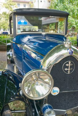 1925 yılından Lorraine-Dietrich B3-6 Sedan. Ön manzara. Lorraine Haçı, iki leylek ve tazı atlayıcısı görülebilir. Uluslararası Oldtimer Toplantısı 2023, Baden-Baden, Almanya.