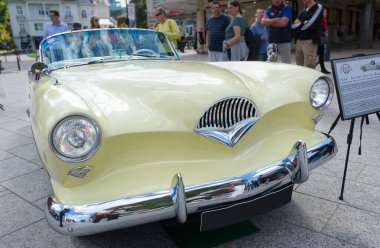 Kayzer Darrin Roadster, 1954 'ten. Baden-Baden Classics 2023 yılında Baden-Baden, Almanya 'da yapılan Sarı Saten modeli. Ön görünüm.