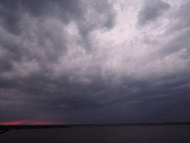 Nehirdeki fotoğraf, bir fırtına yaklaşıyor..