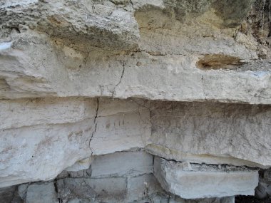      Katmanlı kumlu uçurum