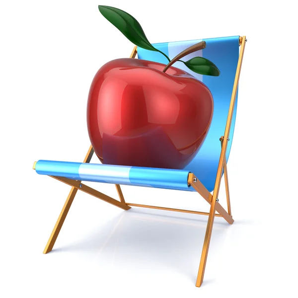 Manzana roja sentada en silla de playa dieta vegetariana fresca y saludable —  Fotos de Stock
