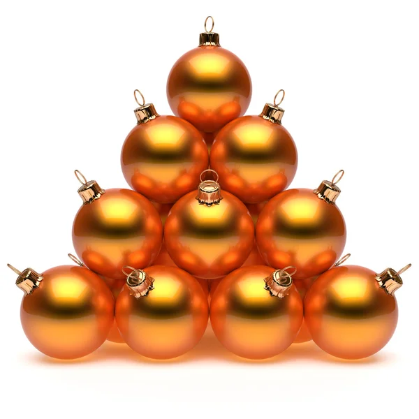 Пирамида из оранжевых золотых новогодних безделушек — стоковое фото