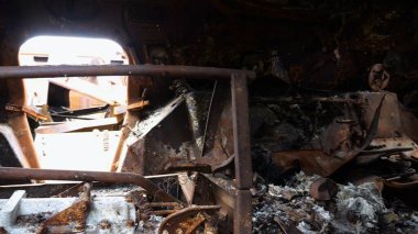 Ukrayna bölgesinde paslı ve yanmış zırhlı araçlar. Rus ordusunun imha edilmiş askeri teçhizatlarının sergilenmesi. Ukrayna ve Rusya arasındaki savaş. Yavaşla.