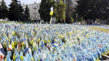 Birçok küçük mavi-sarı bayrak Rusya 'ya karşı yapılan ölü savaşların isimlerini taşıyor. Ukrayna 'nın başkentinde ölen askerlerin, çocukların ve kadınların anısına. Trajedi ve talihsizlik kavramı.