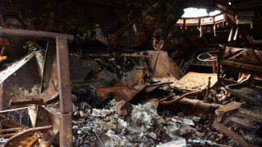 Ukrayna bölgesinde paslı ve yanmış zırhlı araçlar. Rus ordusunun imha edilmiş askeri teçhizatlarının sergilenmesi. Ukrayna ve Rusya arasındaki savaş. Yavaşla.