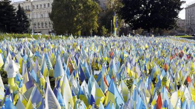Birçok küçük mavi-sarı bayrak Rusya 'ya karşı yapılan ölü savaşların isimlerini taşıyor. Ukrayna 'nın başkentinde ölen askerlerin, çocukların ve kadınların anısına. Trajedi ve talihsizlik kavramı.