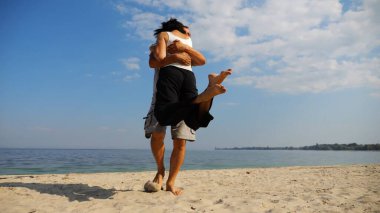 Mutlu çift yaz tatilinde deniz kıyısında birlikte eğleniyor. Adam kadını havaya uçurup kıyı şeridinde geri dönüyor. Gamsız aşıklar kumsalda vakit geçiriyorlar. Aşk kavramı. Yavaş çekim