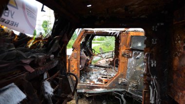 Ukrayna bölgesinde paslı ve yanmış zırhlı araçlar. Rus ordusunun imha edilmiş askeri teçhizatlarının sergilenmesi. Ukrayna ve Rusya arasındaki savaş. Yavaşla.