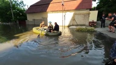 Hidroelektrik santrali patladıktan sonra hayvanları ve insanları tahliye etmek için gönüllüler tekneye biniyor. Novaya Kakhovka kentindeki Dnipro nehrindeki baraj patlaması sonucu Kherson 'da sel baskını.