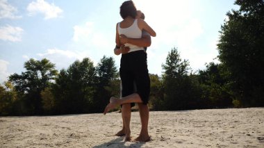 Mutlu çift kumsalda vakit geçiriyor. Güneşli bir günde deniz kıyısında sevgilisini öpen bir adam. Yazın sahil şeridinde dinlenen kaygısız aşıklar. Tatil ya da tatil kavramı. Yavaş çekim