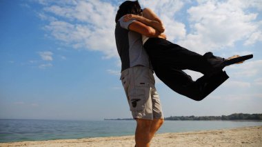 Mutlu çift yaz tatilinde deniz kıyısında birlikte eğleniyor. Adam kadını havaya uçurup kıyı şeridinde geri dönüyor. Gamsız aşıklar kumsalda vakit geçiriyorlar. Aşk kavramı. Yavaş çekim