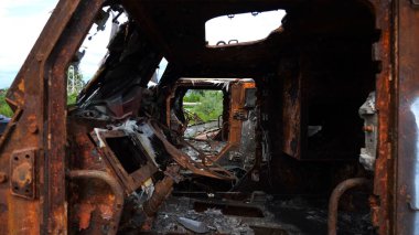 Ukrayna bölgesinde paslı ve yanmış zırhlı araçlar. Rus ordusunun imha edilmiş askeri teçhizatlarının sergilenmesi. Ukrayna ve Rusya arasındaki savaş. Yavaşla.