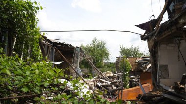 Harkivska Oblastı 'ndaki yıkılan binalara bakın. Rus ordusunun Ukrayna topraklarına düzenlediği bombalı saldırılardan sonra yıkılmış evler. Rusya 'nın Ukrayna' yı istila etmesinin sonuçları. Yavaş çekim