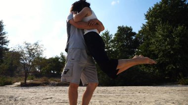 Mutlu çift yaz tatilinde deniz kıyısında birlikte eğleniyor. Adam kadını havaya uçurup kıyı şeridinde geri dönüyor. Gamsız aşıklar kumsalda vakit geçiriyorlar. Aşk kavramı. Yavaş çekim