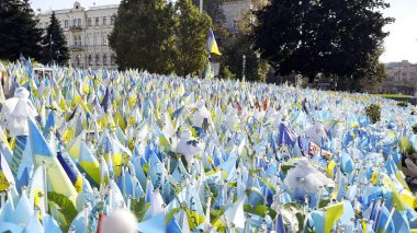 Birçok küçük mavi-sarı bayrak Rusya 'ya karşı yapılan ölü savaşların isimlerini taşıyor. Ukrayna 'nın başkentinde ölen askerlerin, çocukların ve kadınların anısına. Trajedi ve talihsizlik kavramı.
