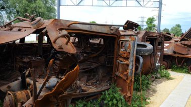 Ukrayna bölgesinde paslı ve yanmış zırhlı araçlar. Rus ordusunun imha edilmiş askeri teçhizatlarının sergilenmesi. Ukrayna ve Rusya arasındaki savaş. Yavaşla.