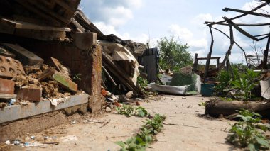 Harkivska Oblastı 'ndaki yıkılan binalara bakın. Rus ordusunun Ukrayna topraklarına düzenlediği bombalı saldırılardan sonra yıkılmış evler. Rusya 'nın Ukrayna' yı istila etmesinin sonuçları. Yavaş çekim