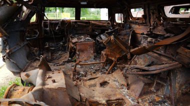 Ukrayna bölgesinde paslı ve yanmış zırhlı araçlar. Rus ordusunun imha edilmiş askeri teçhizatlarının sergilenmesi. Ukrayna ve Rusya arasındaki savaş. Yavaşla.