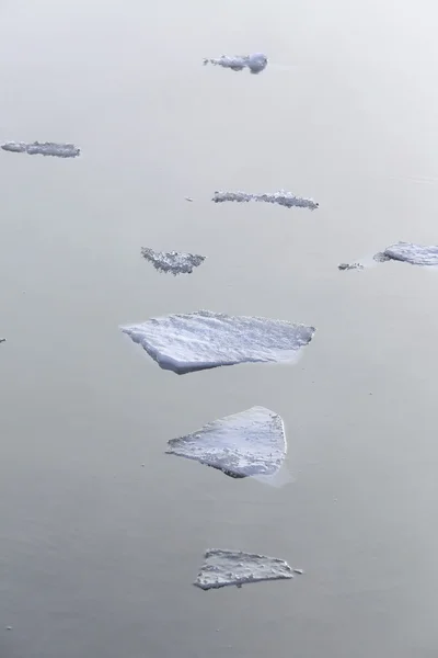 Łamanie lodu na rzece — Zdjęcie stockowe