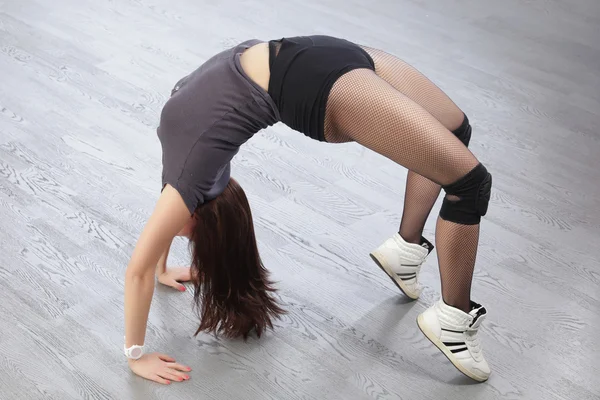 Girl doing bridge — Stock Photo, Image