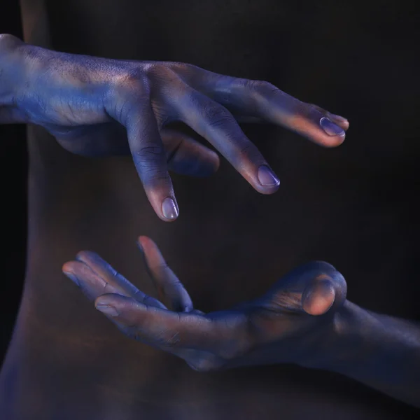 人体艺术有色背景下的男性尸体的黑人男子的手 — 图库照片