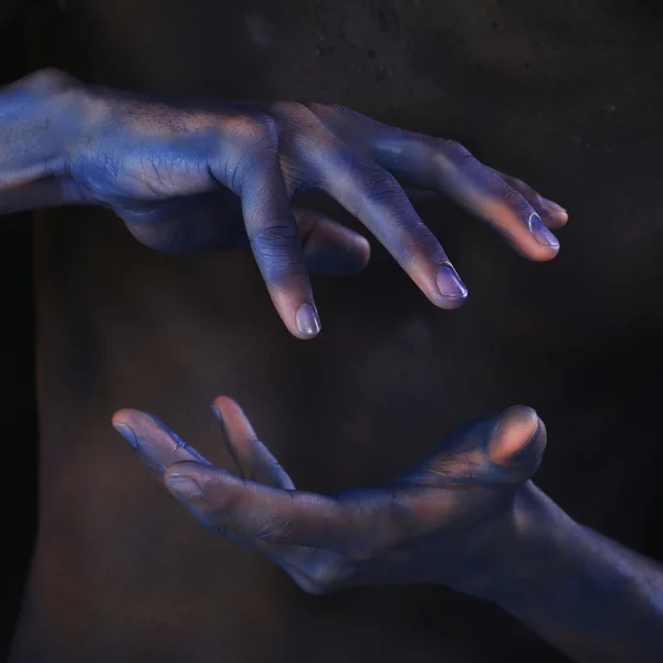 Τέχνη του σώματος φιμέ χέρια του μαύρου ανθρώπου για το ιστορικό του ανδρικού σώματος — Φωτογραφία Αρχείου