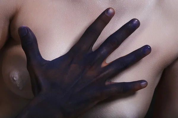 Corpo arte colorato mani di uomo nero — Foto Stock