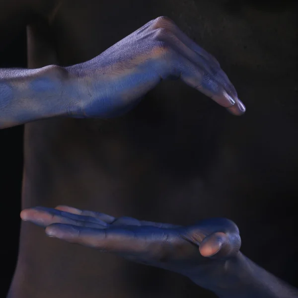 Arte del cuerpo teñido manos de hombre negro en el fondo del cuerpo masculino — Foto de Stock