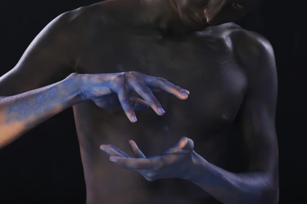 Body art színezett fekete ember kezét a háttérben a férfi test — Stock Fotó