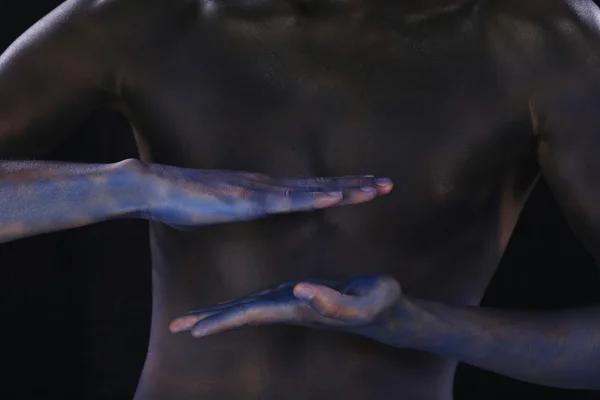Arte del cuerpo teñido manos de hombre negro en el fondo del cuerpo masculino — Foto de Stock