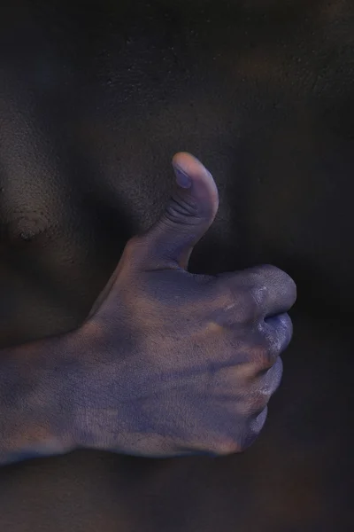 Боди-арт тонировал руки черного мужчины с большим пальцем вверх — стоковое фото