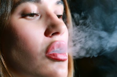 Kız bir nargile sigara içiyor.