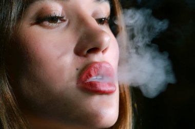 Kız bir nargile sigara içiyor.