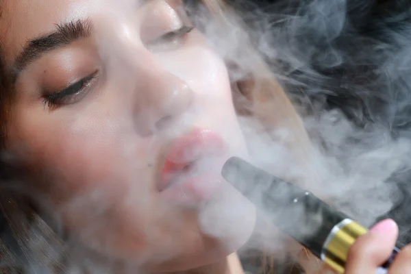 Kız bir nargile sigara içiyor.