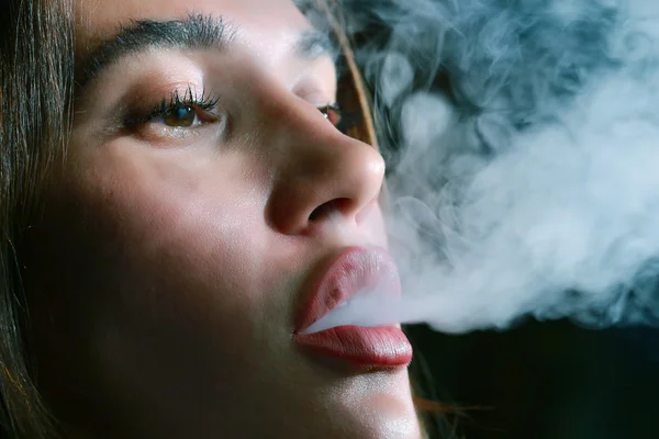 Girl smokes a hookah — Stock Photo, Image