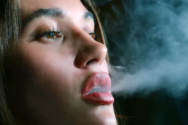 Girl smokes a hookah — Stock Photo, Image