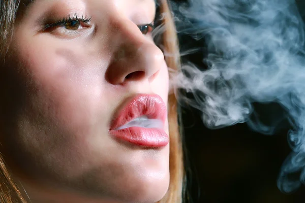 Chica fuma una cachimba — Foto de Stock