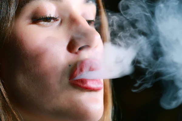 Chica fuma una cachimba — Foto de Stock