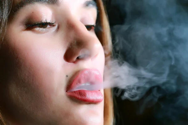 Girl smokes a hookah — Stock Photo, Image