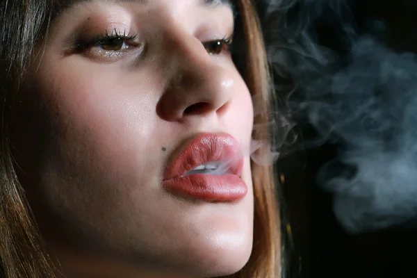 Chica fuma una cachimba — Foto de Stock