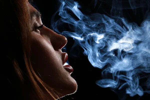 Chica fuma una cachimba — Foto de Stock