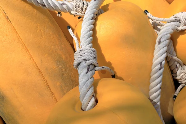 Flotadores amarillos asociados con la cuerda — Foto de Stock