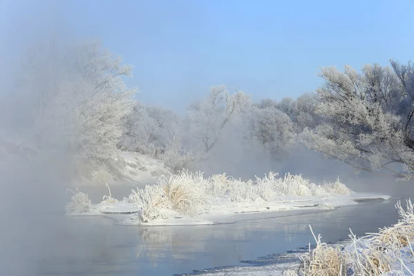 Niebla sobre el río invierno — Foto de Stock