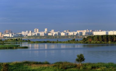nehir ve şehir panoraması