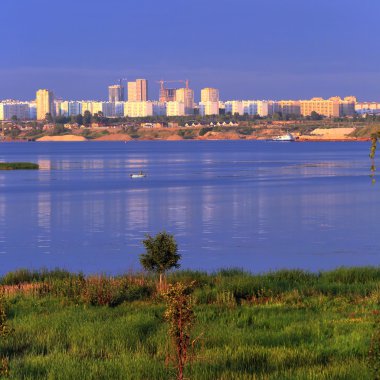 nehir ve şehir panoraması