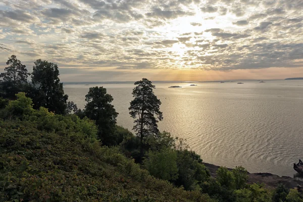 Prachtige zonsondergang op de rivier — Stockfoto